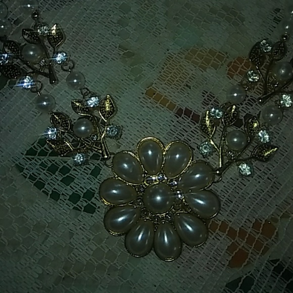 Flower & pearls necklace - Picture 3 of 7